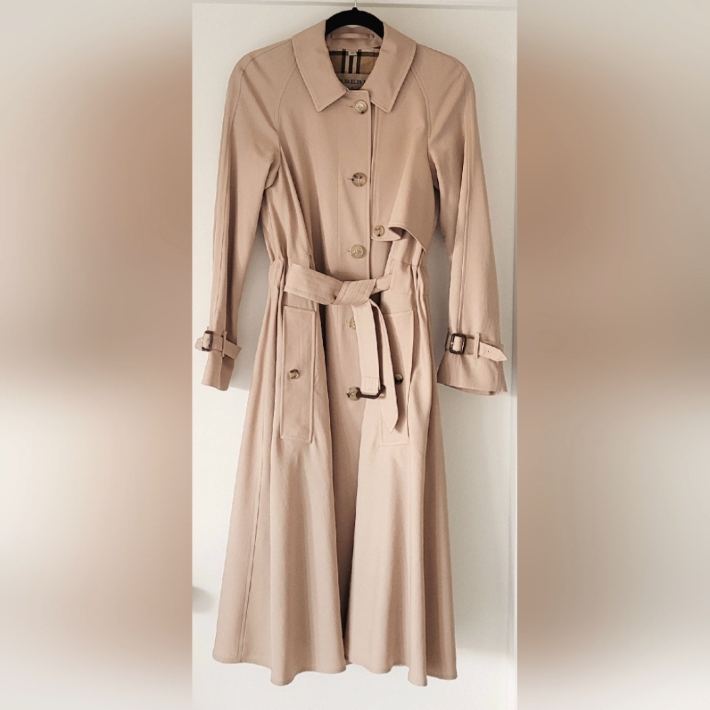 Burberry Classic Trench coat sz4 in Excellent condition.